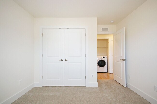 Building Photo - Pet-Friendly Old Trail Townhome With Rooftop Terrace