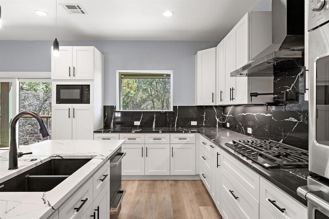 Building Photo - 3013 Clark Ave