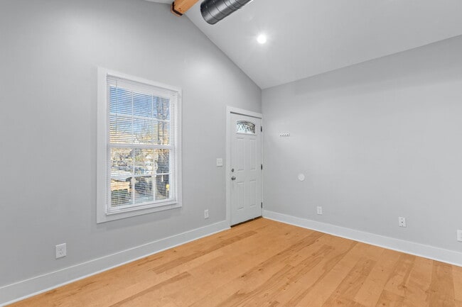 Building Photo - 944 Brent St