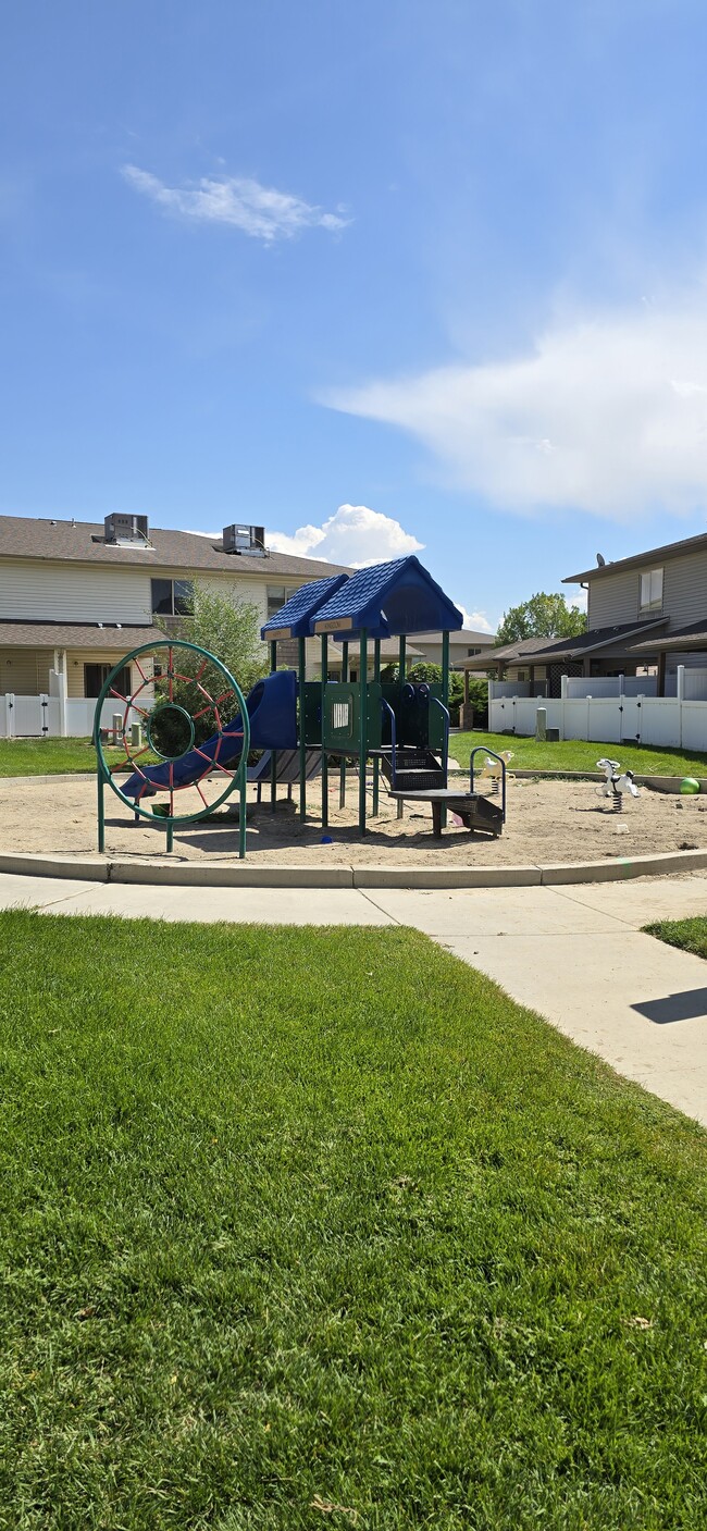 Building Photo - 2465 Theresea Ln