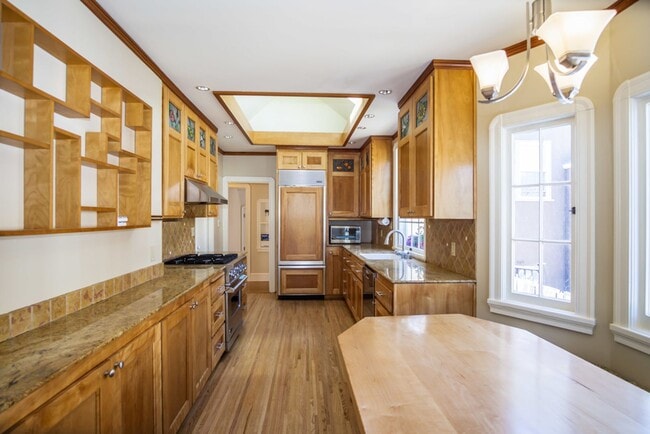 Building Photo - 1809 Versailles Ave