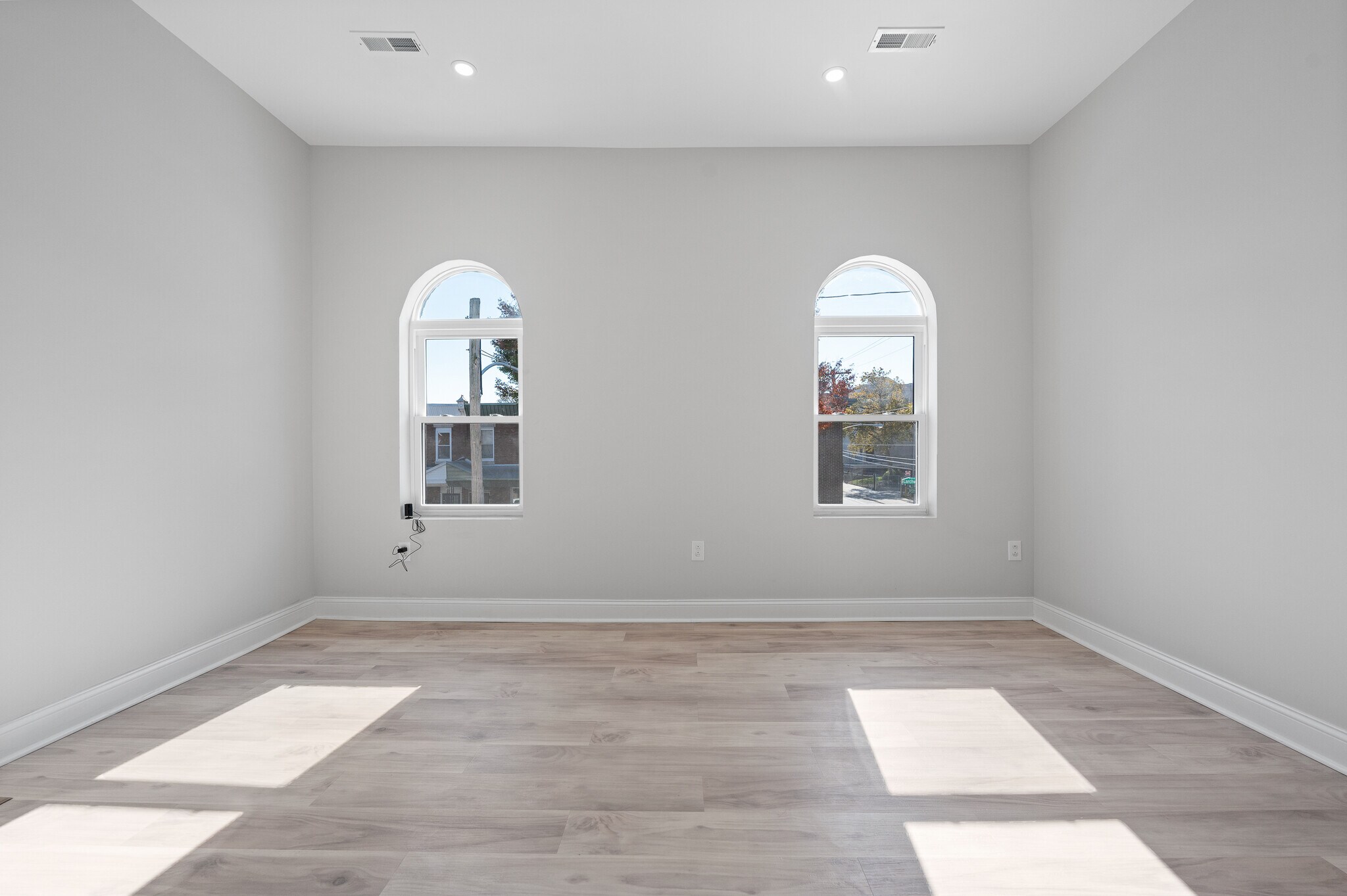 Building Photo - 5261 Larchwood Ave