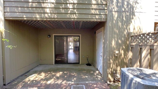 Building Photo - Martinez Beautiful 2 bedroom 1.5 bath unit...