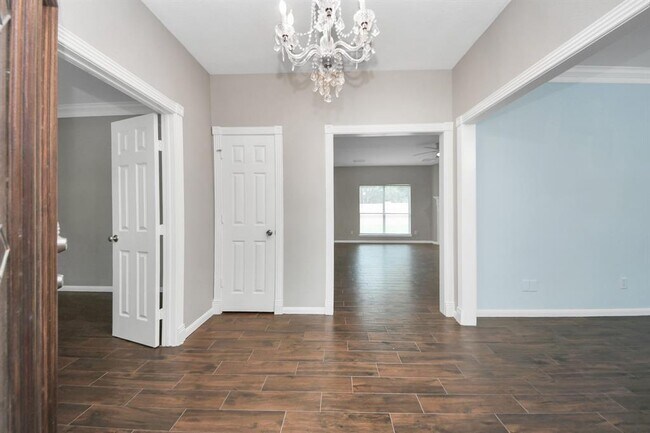 Building Photo - 1302 Raintree Cir