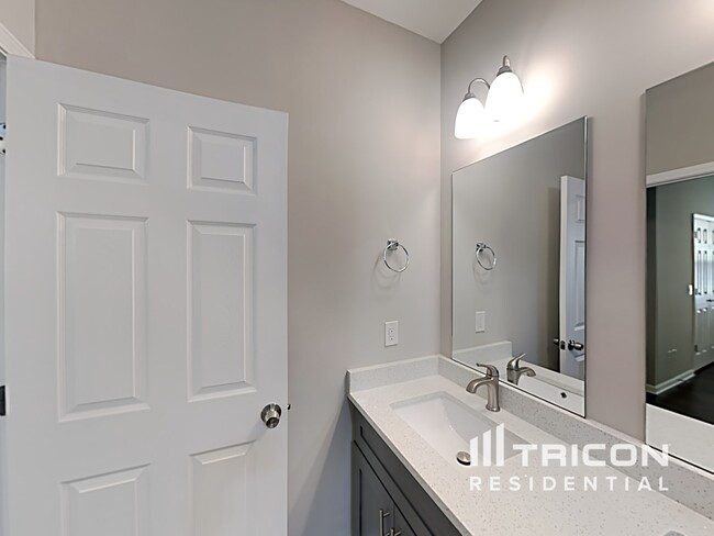 Building Photo - 460 Clematis Court