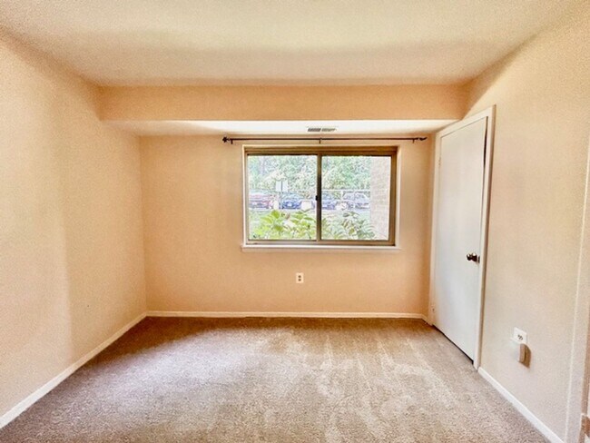 Building Photo - Cozy Oasis in Rockville!