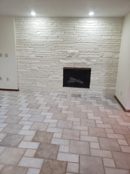 Building Photo - 1727 E Pinecrest Rd