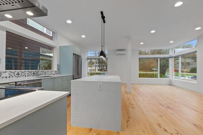 Building Photo - Fresh, Air-Conditioned Standalone Townhome in Coveted Lincoln Park