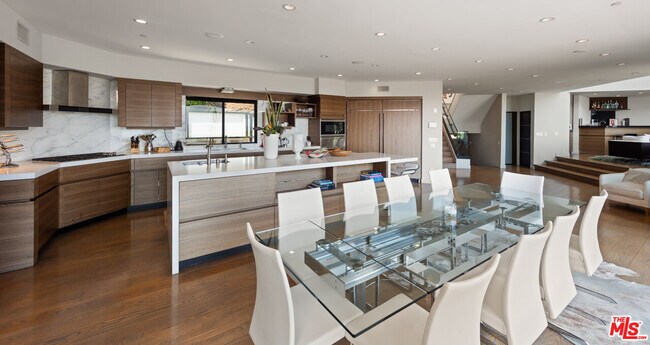 Building Photo - 2826 Las Alturas St