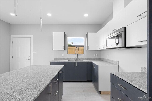 Building Photo - 13 Summerland Ln