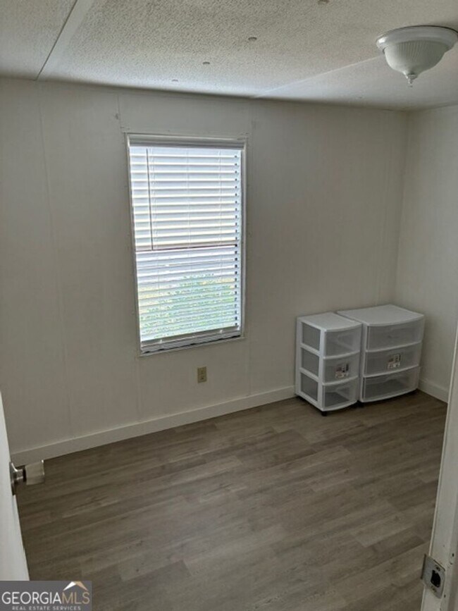 Building Photo - 215 Lynn Dr