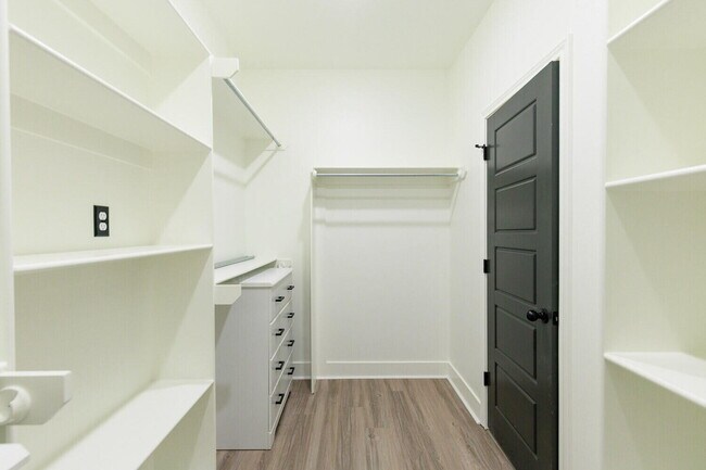 Building Photo - 5825 Grinnell St