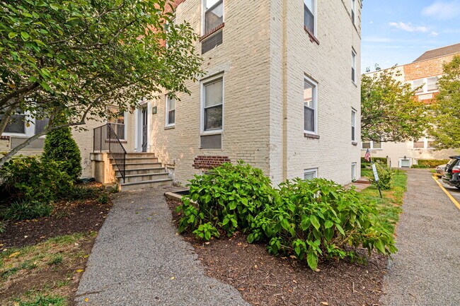 Building Photo - 106 Summer St