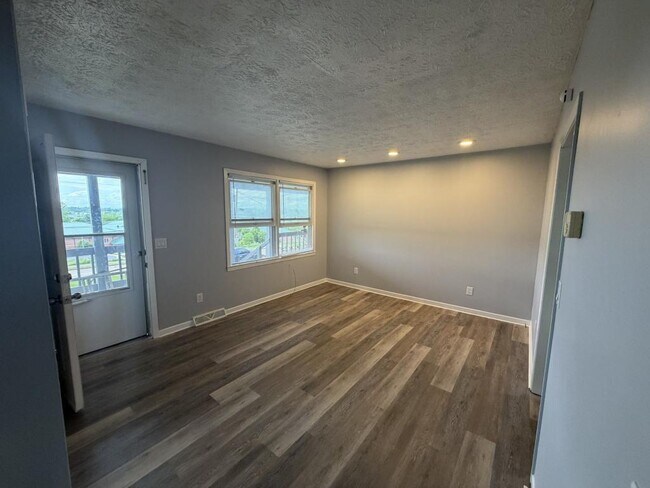 Building Photo - 300 Car-Mol Dr