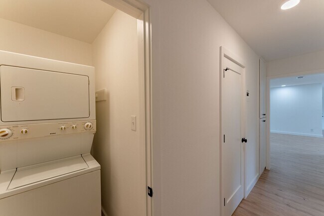 Building Photo - Incredible Windsor Park location right in the heart of Austin!