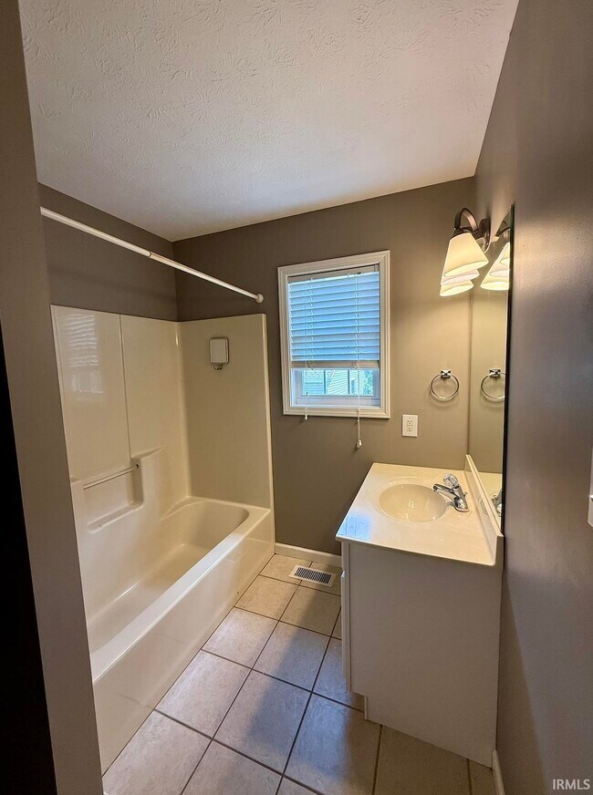 Building Photo - 3360 S Oaklawn Cir