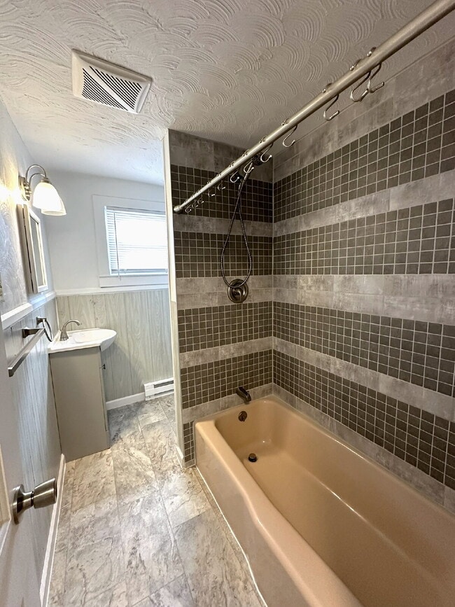 Building Photo - Updated 3 Bedroom Duplex in Finksburg