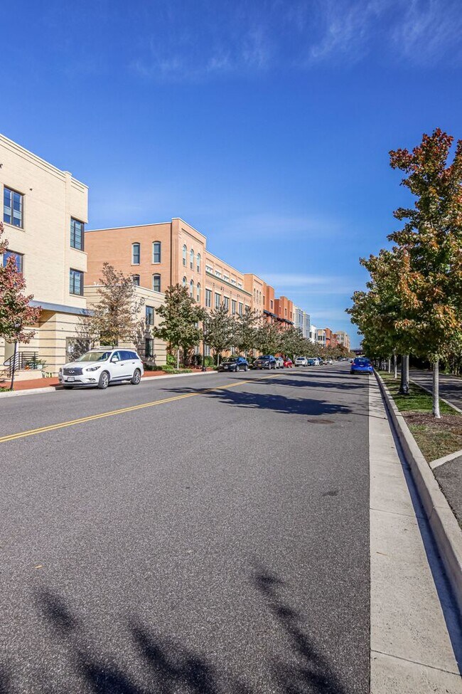 Building Photo - Updated 3br/2.5ba Condo Townhome Alexandria Walk to Metro