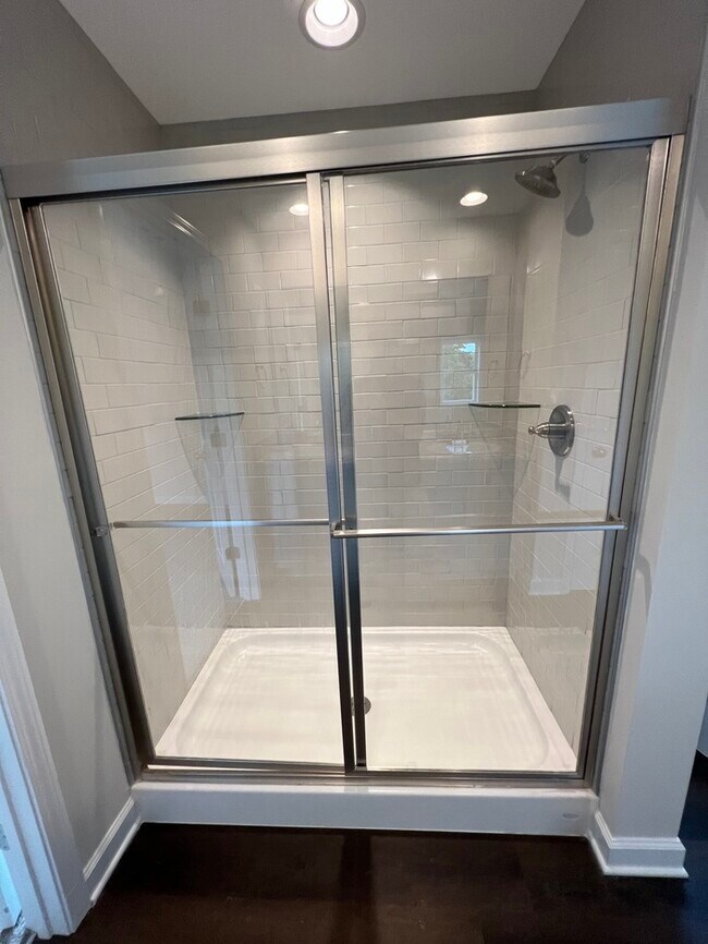 Building Photo - FIRST MONTH'S RENT FREE!