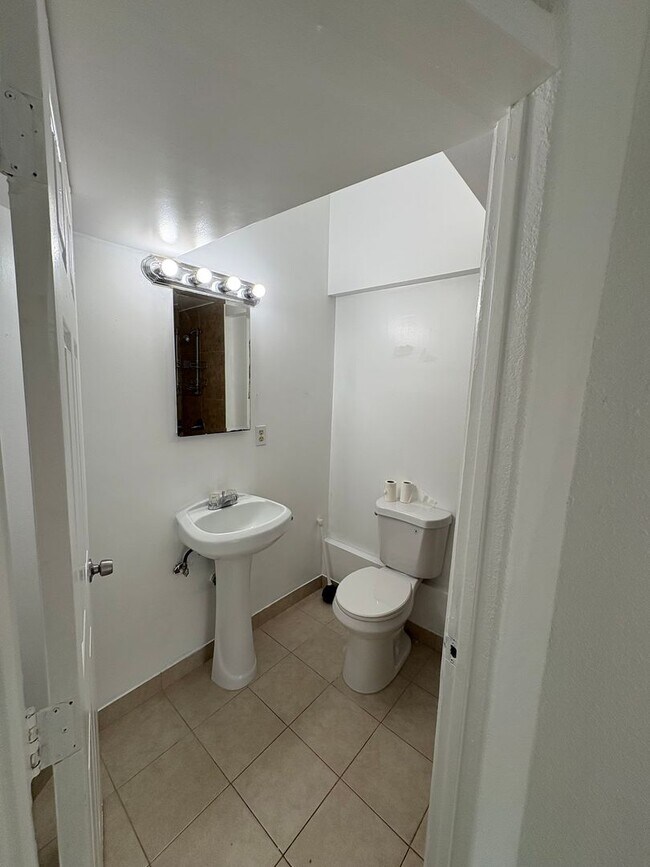 Building Photo - Rare 5 bedroom, 3 bath PET FRIENDLY HOUSE in KAILUA!
