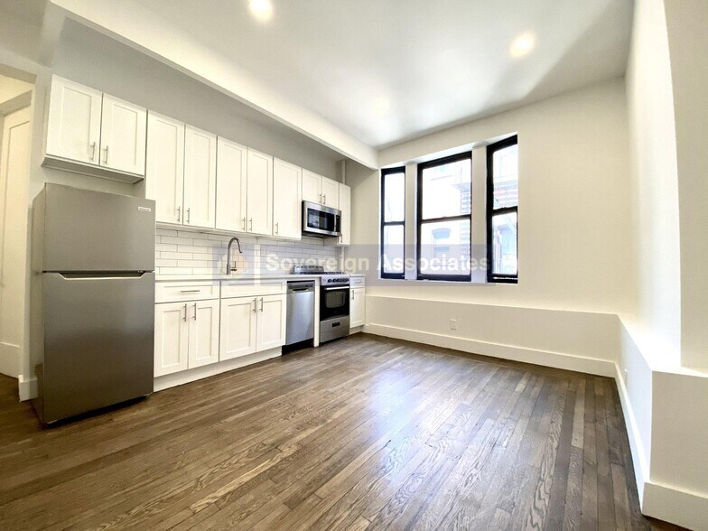 Building Photo - 45 Tiemann Pl