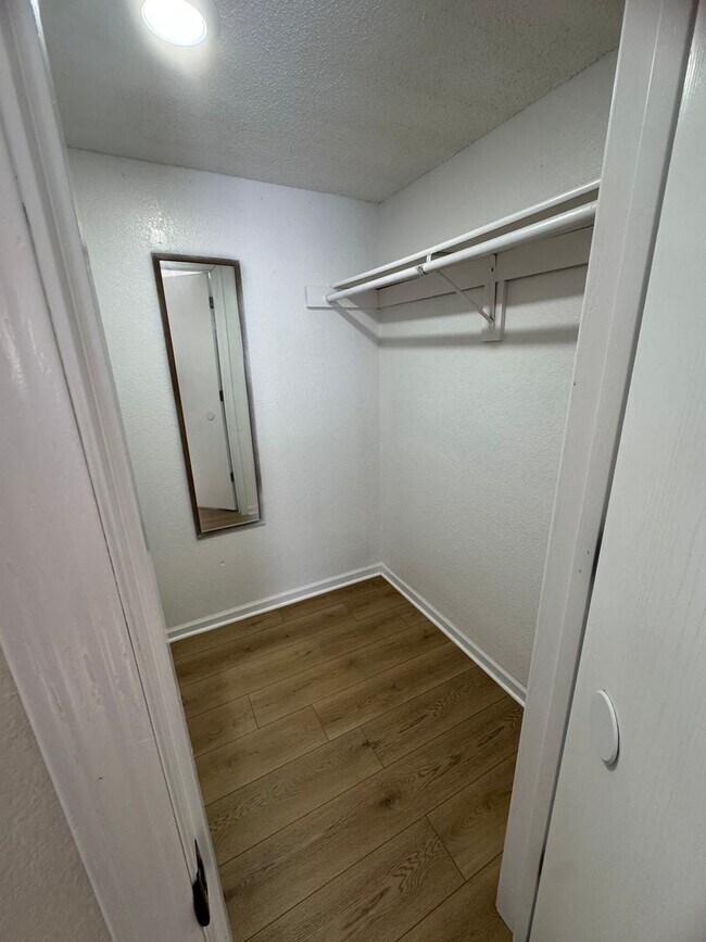 Building Photo - 680-682-682 Country Squire Ct