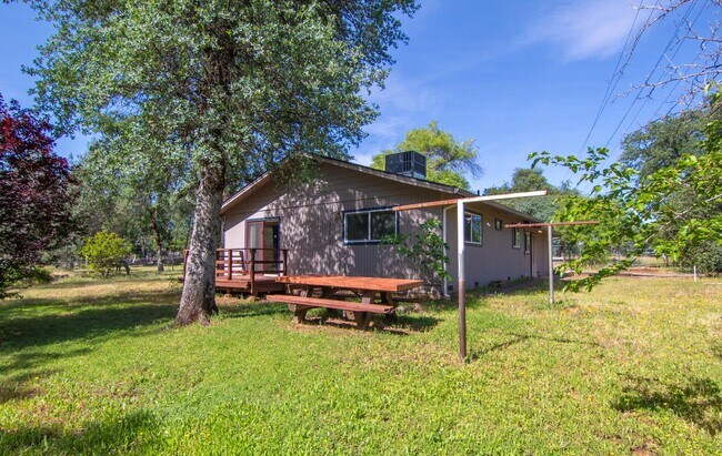 Building Photo - 2 Bedroom North Redding Home with Bonus Room. Completely Fenced!