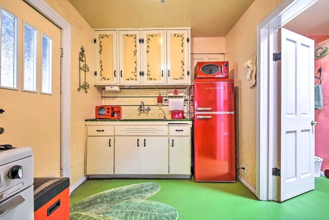 Building Photo - 2434 Cloverfield Blvd