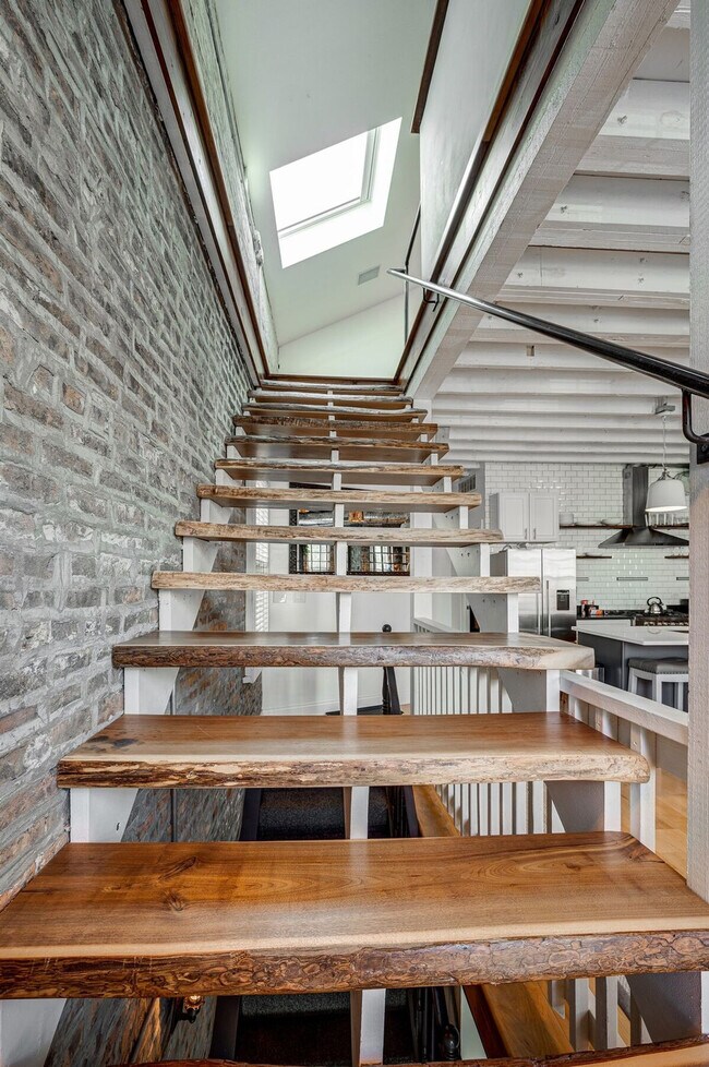 Building Photo - 1519 W Superior St