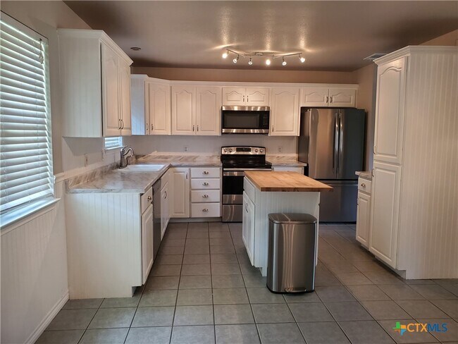 Building Photo - 136 Royal Crest Cir