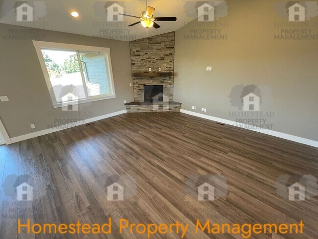 Building Photo - A HOME FOR THOSE WITH DISCERNING TASTE!