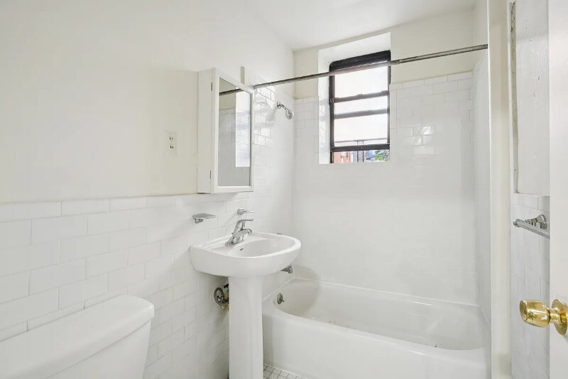 Building Photo - 323A E 89th St