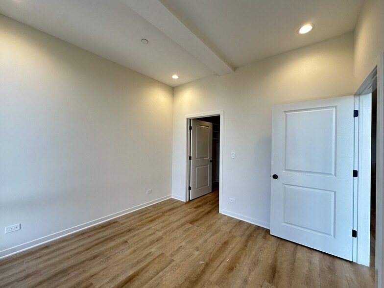 Building Photo - 6340 W Belmont Ave