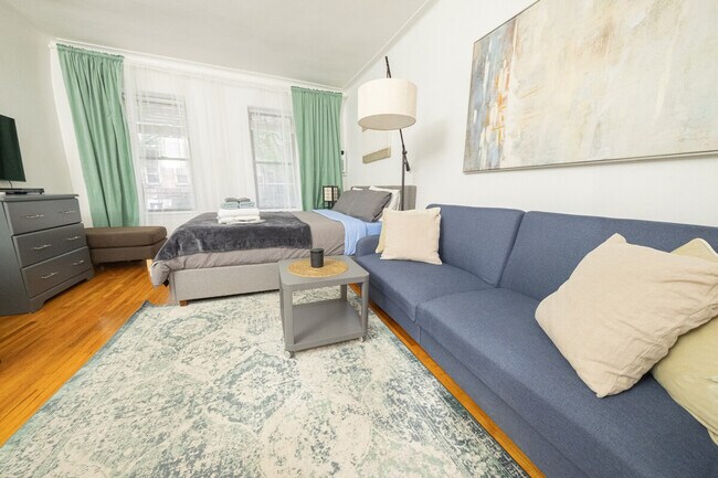 Building Photo - 328 E 74th St