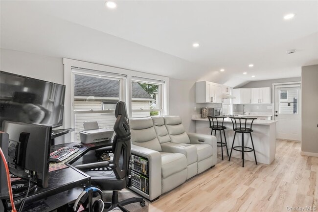 Building Photo - 19 Pine Ln