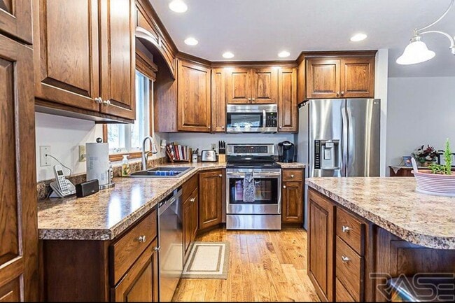 Building Photo - 2720 S Maywood Dr