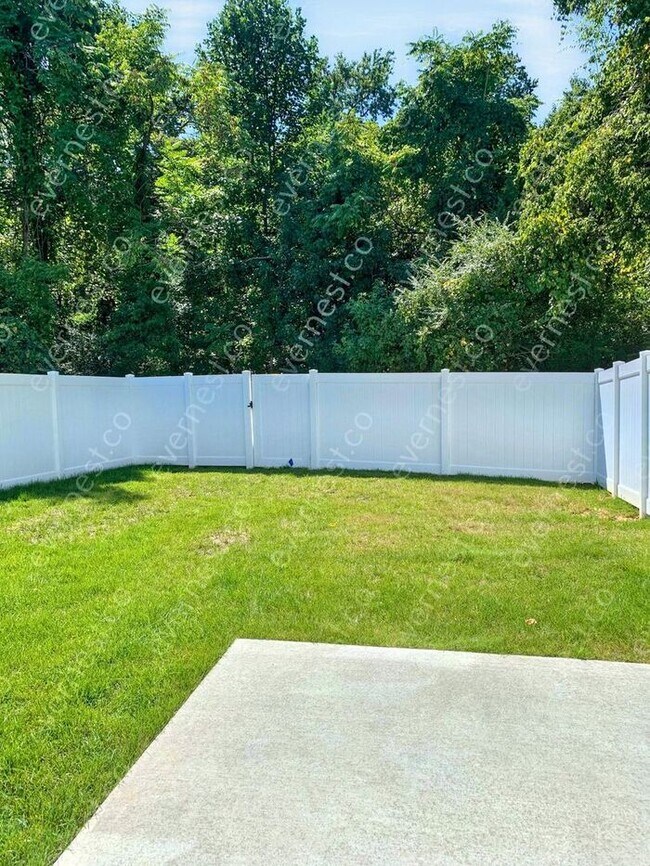 Building Photo - Gorgeous 3-Bedroom Townhouse with Modern C...