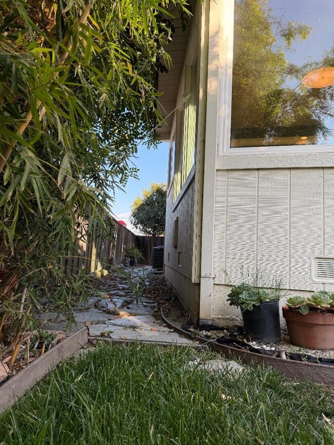 Building Photo - 3415 Isherwood Pl