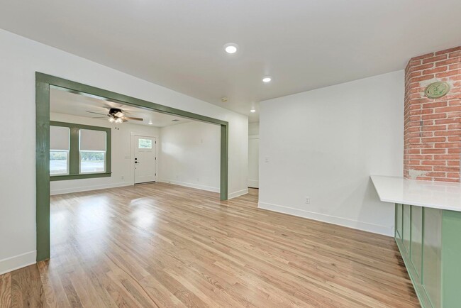 Building Photo - Stunning 3/2.5 with Office in West Lampasas