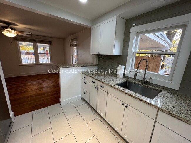 Building Photo - 2 bed house in incredible location!