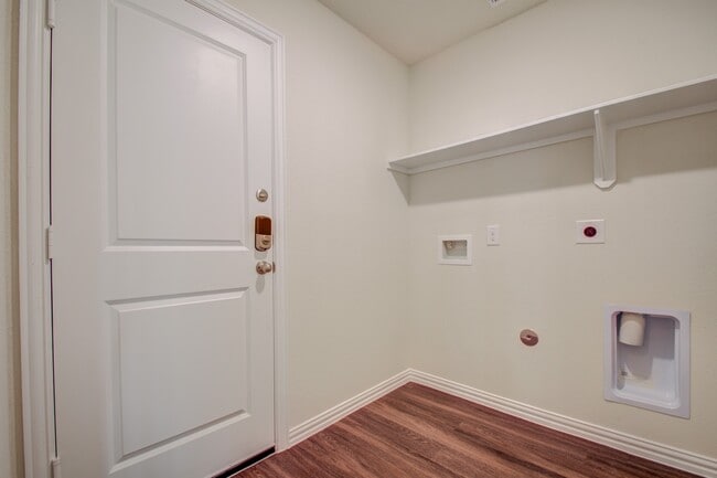 Building Photo - 6202 N Wayside Dr