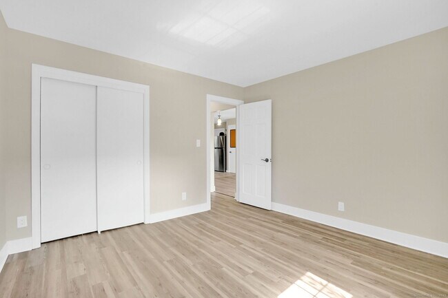 Building Photo - 549 Russell Rd