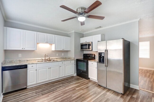 Building Photo - Large 3BR/1BA Downtown House For Rent Walking Distance to Daffin Park