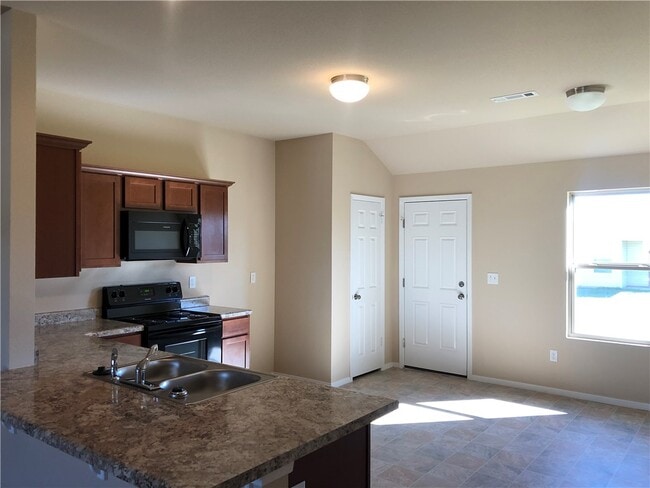 Building Photo - 602 W Pittsfield