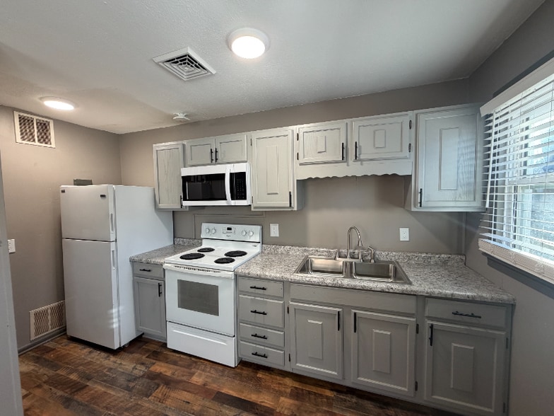 Building Photo - 635 S 3rd St