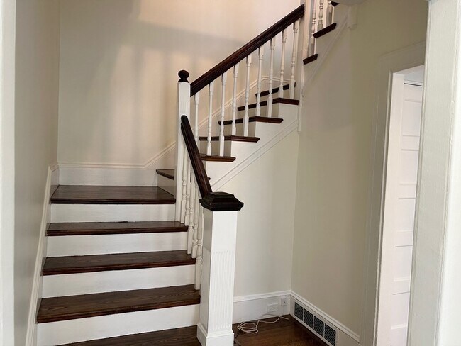 Building Photo - 16 Fletcher St