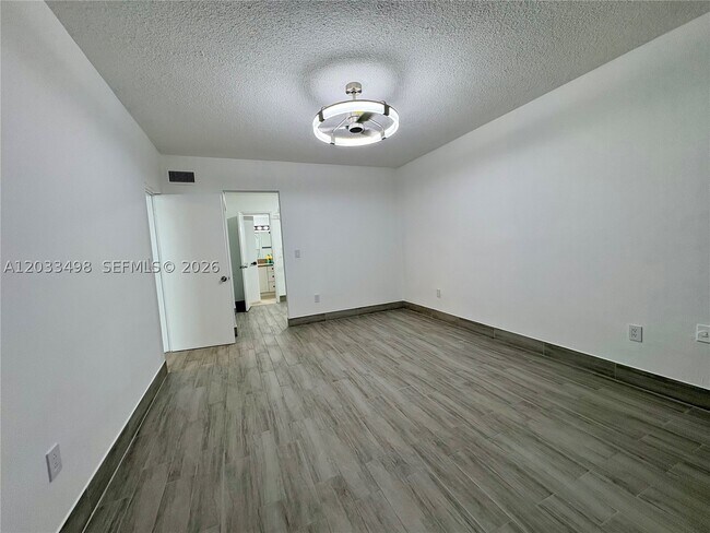 Building Photo - 1591 NE Miami Gardens Dr