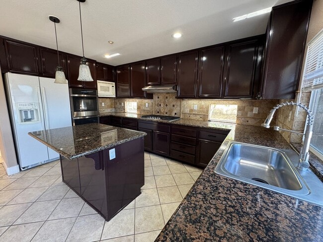 Building Photo - Gorgeous for 4 Bedroom and gated community
