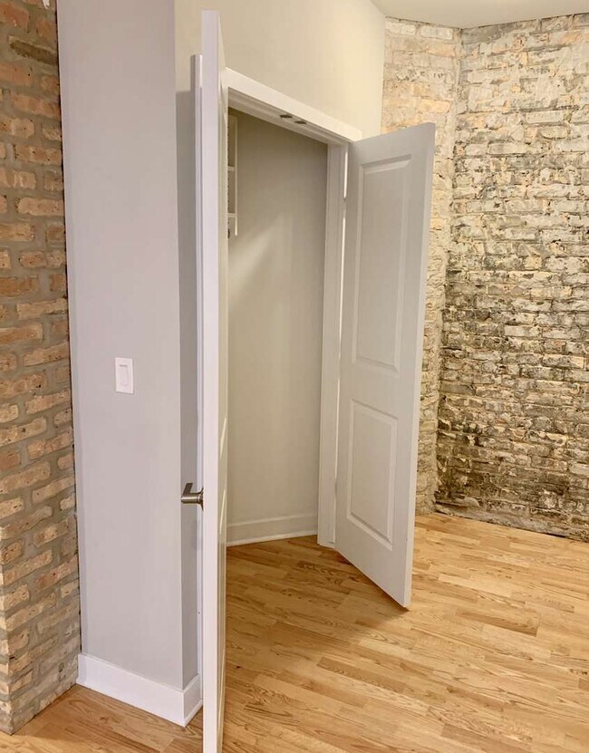 Building Photo - 6125 N Clark St