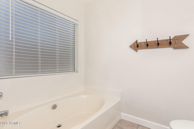Building Photo - 1020 S Esmeralda